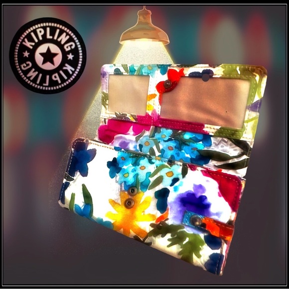 Kipling Wallet Tri-fold Floral print
Snap & Zipper pockets - Picture 2 of 4